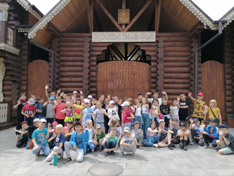 В последний день работы летнего пришкольного лагеря «Тополёк» ребята отправились в путешествие по родному городу.